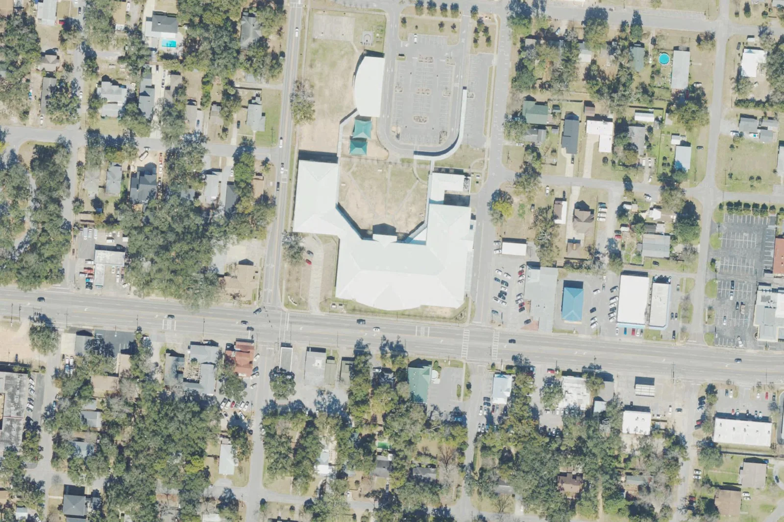 A.K. Suter Elementary School and its parking lot on Pickens Avenue in East Pensacola Heights, seen from the air.